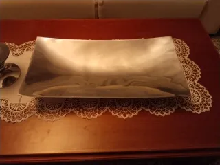 Bandeja metálica plateada. Y portavelas