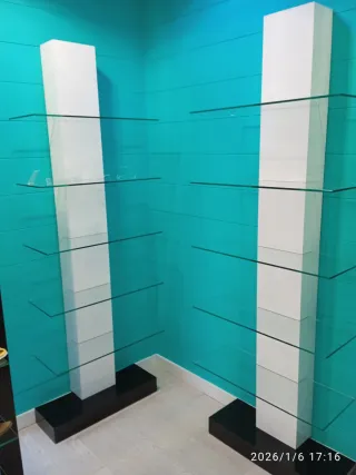 Mueble de tienda blanco y negro