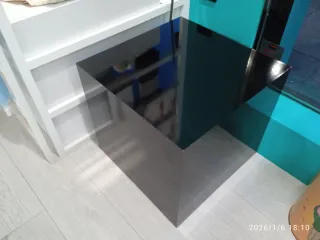 Mueble de tienda blanco y negro