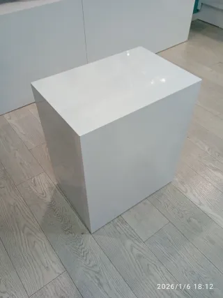 Mueble de tienda blanco y negro