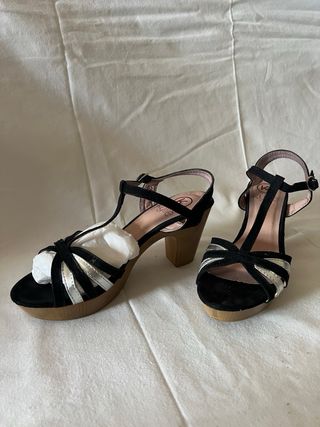 Sandalias T-Strap Negro y Plata