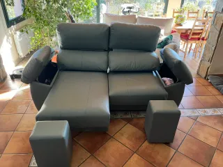 Precioso sofá 3/4 plazas piel, reclinable y puffs.