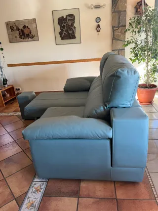 Precioso sofá 3/4 plazas piel, reclinable y puffs.