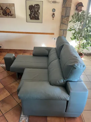 Precioso sofá 3/4 plazas piel, reclinable y puffs.