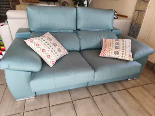 Precioso sofá 3/4 plazas piel, reclinable y puffs.