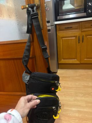 Bandolera hombre multibolsillos negra