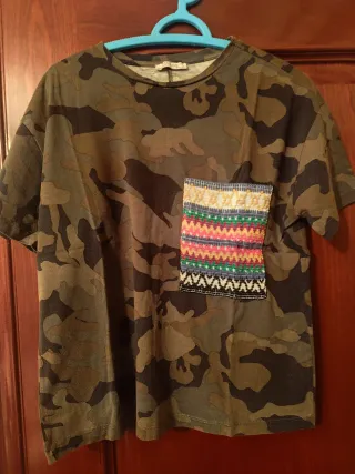 Camiseta verde militar con bolsillo étnico