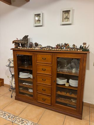 Mueble aparador de madera y cristal