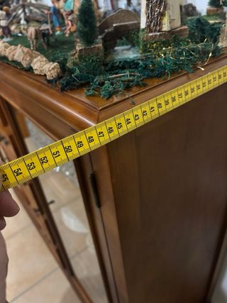 Mueble aparador de madera y cristal