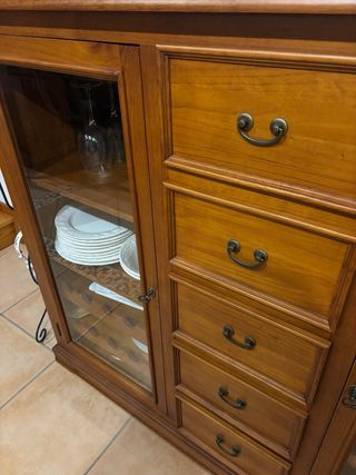 Mueble aparador de madera y cristal