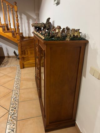 Mueble aparador de madera y cristal