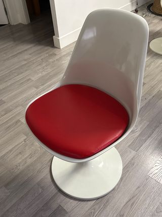 6 Sillas Tulip blancas cojín rojo