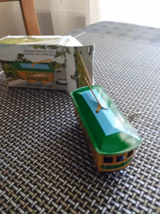 Vagón tranvía hojalata con llave a cuerda y caja