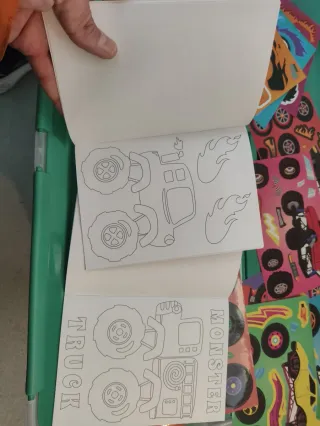 Lote pegatinas y libros colorear Monster Trucks