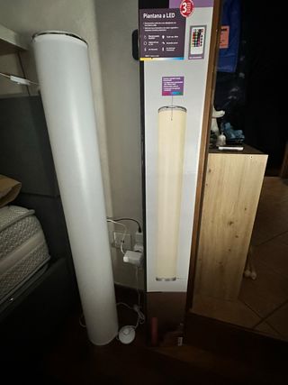 Piantana LED con telecomando e luci rgb - nuovo