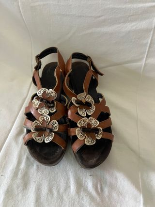 Sandalias de tiras con flores