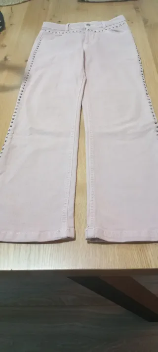 Pantalón vaquero Zara rosa con tachuelas T.11-12