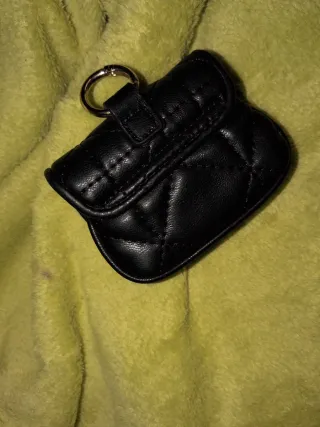 Monedero Guess acolchado negro piel PU