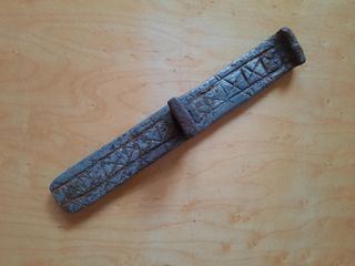 Cerrojo antiguo de hierro forjado, dibujo cruzado