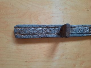 Cerrojo antiguo de hierro forjado, dibujo cruzado