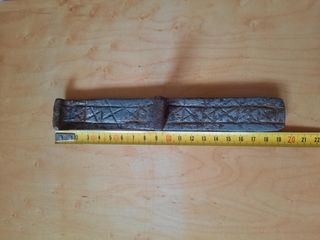 Cerrojo antiguo de hierro forjado, dibujo cruzado