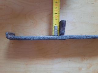 Cerrojo antiguo de hierro forjado, dibujo cruzado