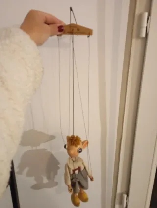 Marioneta de niño con ropa de época