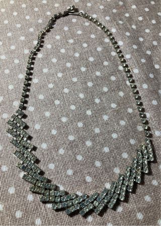 Collar de strass plateado