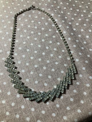 Collar de strass plateado