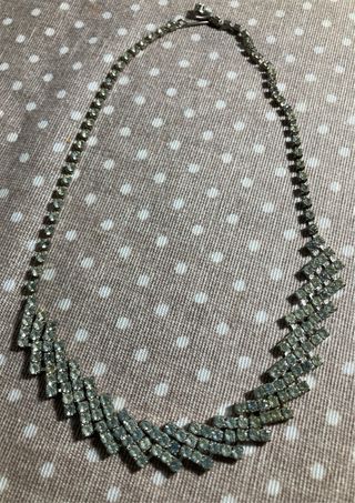 Collar de strass plateado