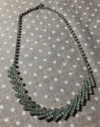 Collar de strass plateado