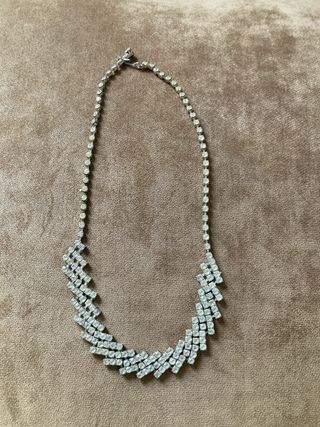 Collar de strass plateado