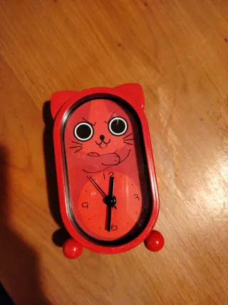 Orologio da tavolo rosso a forma di gatto