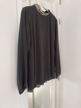Blusa verde oliva con pedrería
