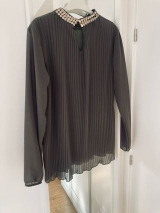 Blusa verde oliva con pedrería