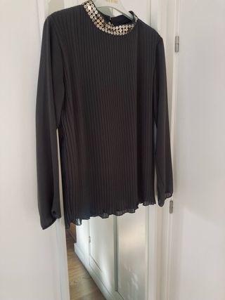 Blusa verde oliva con pedrería