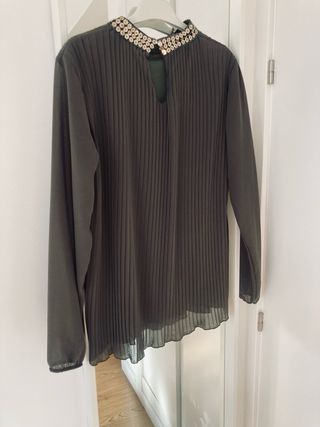 Blusa verde oliva con pedrería