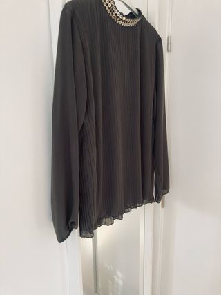 Blusa verde oliva con pedrería