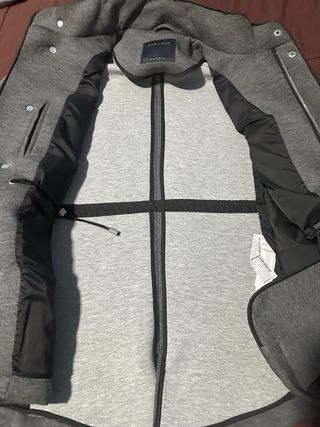 Chaqueta gris con cremallera