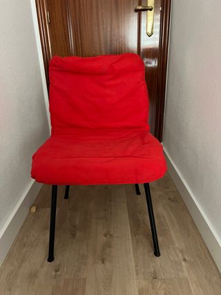 Sillas metálicas negras con cojín rojo