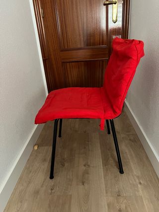 Sillas metálicas negras con cojín rojo