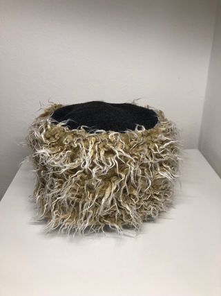 Copricapo in pile beige e nero