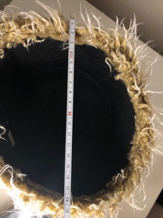 Copricapo in pile beige e nero