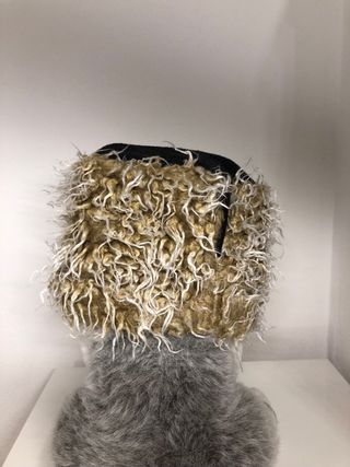 Copricapo in pile beige e nero