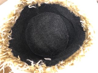 Copricapo in pile beige e nero