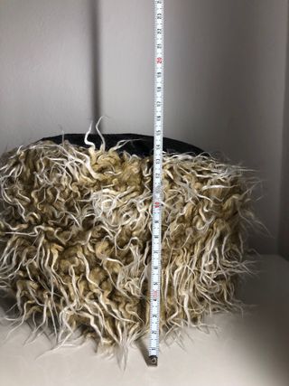 Copricapo in pile beige e nero