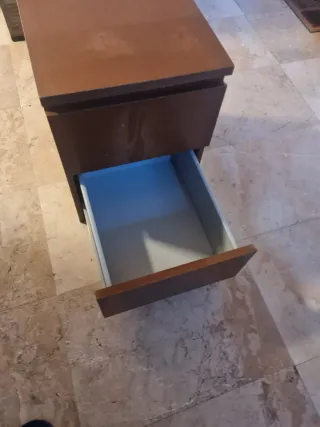 Mesita de noche de madera