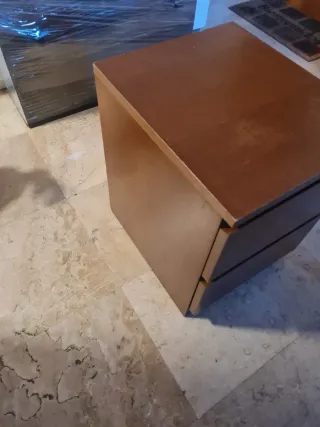 Mesita de noche de madera