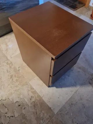 Mesita de noche de madera