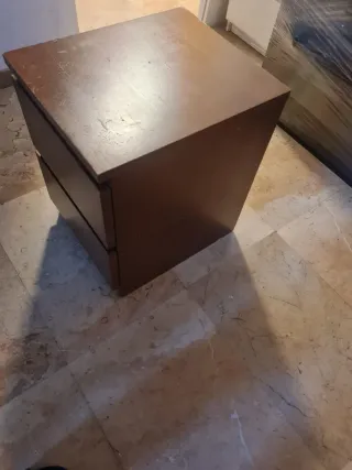 Mesita de noche de madera